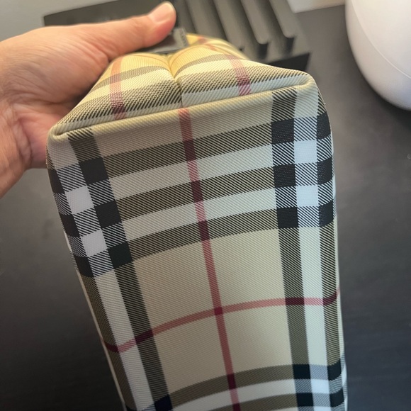 Authentic Burberry mini handbag - Picture 6 of 8